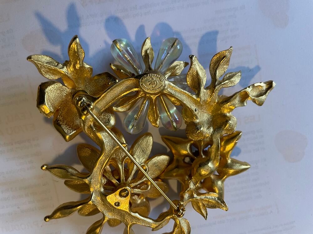 Broche dor&eacute;e fleurs feuilles en triangle GM avec cabochons b Bijoux et montres
