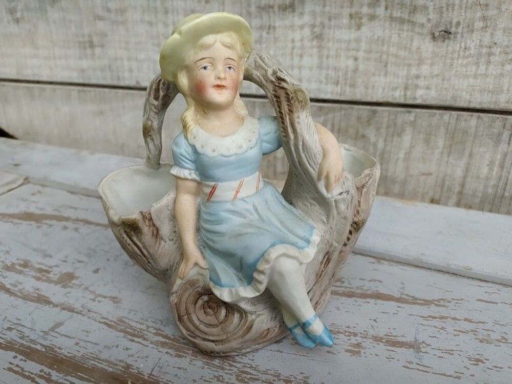 Ancien Vase Porcelaine Biscuit Fillette sur un Arbre Décoration