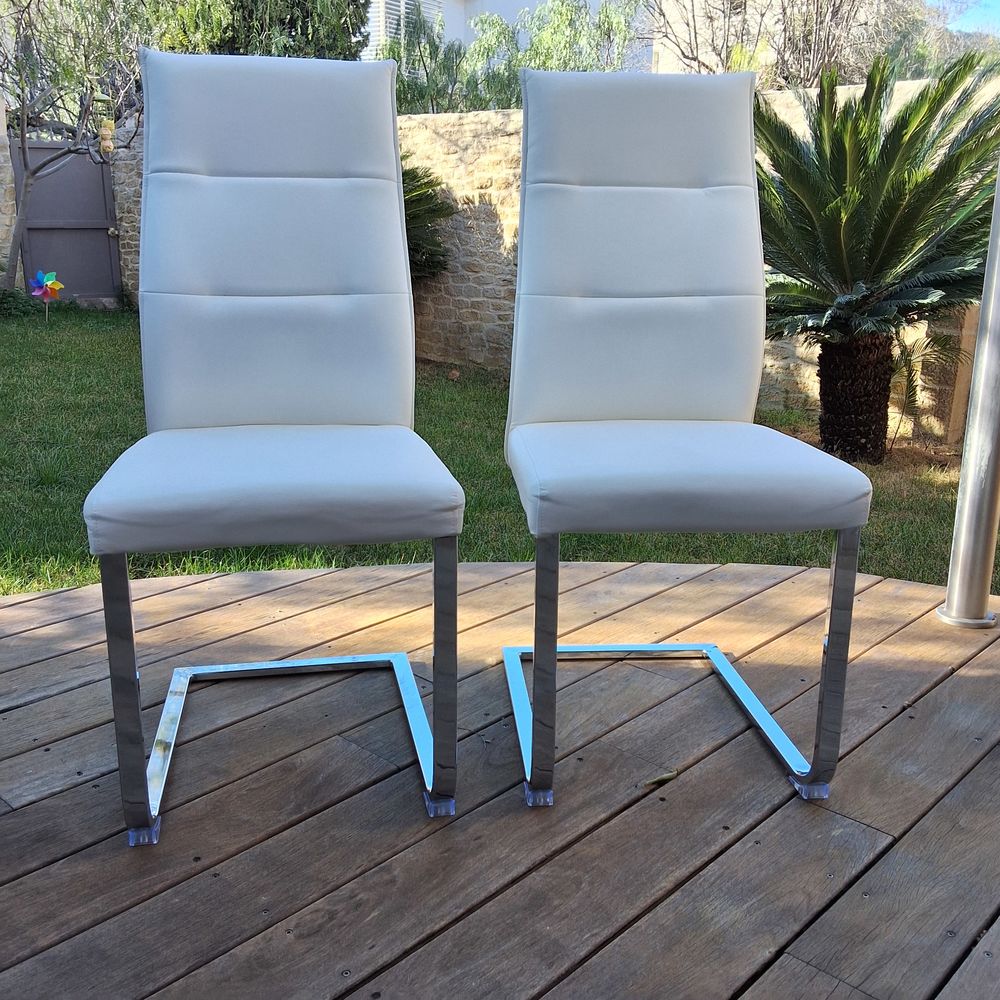 2 chaises Acier et Simili blanches. Meubles