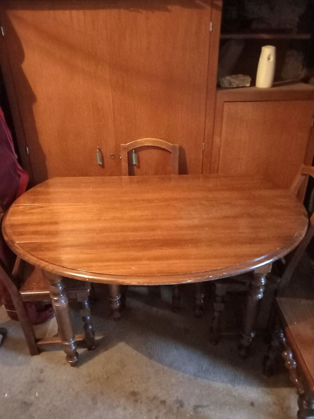  table ovale en ch&ecirc;ne avec 3 allonges 80 € et 4 chaises 40 Meubles