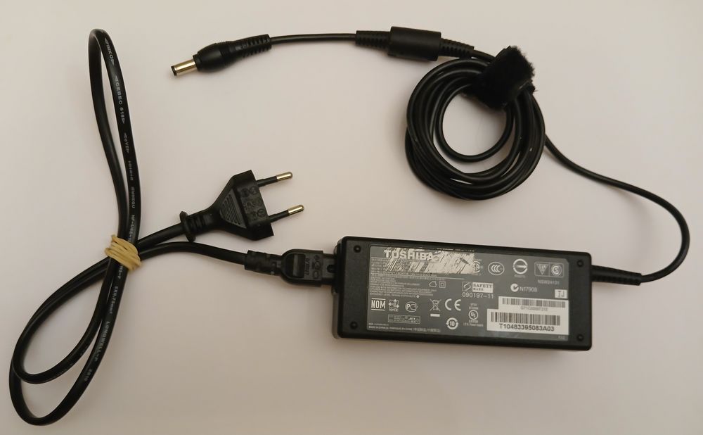 chargeur ordinateur Toshiba T10483395083A03 / G71C0009212 Matériel informatique