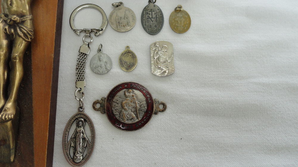 Crucifix , porte cl&eacute; , m&eacute;daillons , &eacute;cussons , St Christophe Décoration
