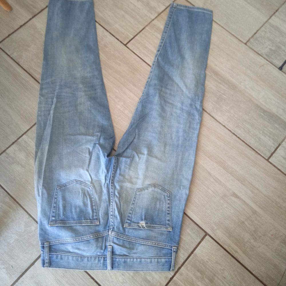 Jean bleu trou&eacute; sur doublure donc on ne voit pas la peau, un Vêtements