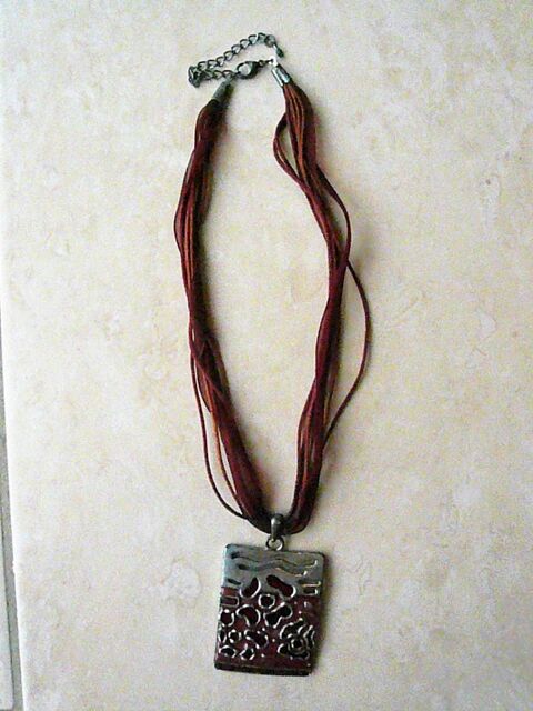 Collier fantaisie rouge 3 Franqueville-Saint-Pierre (76)