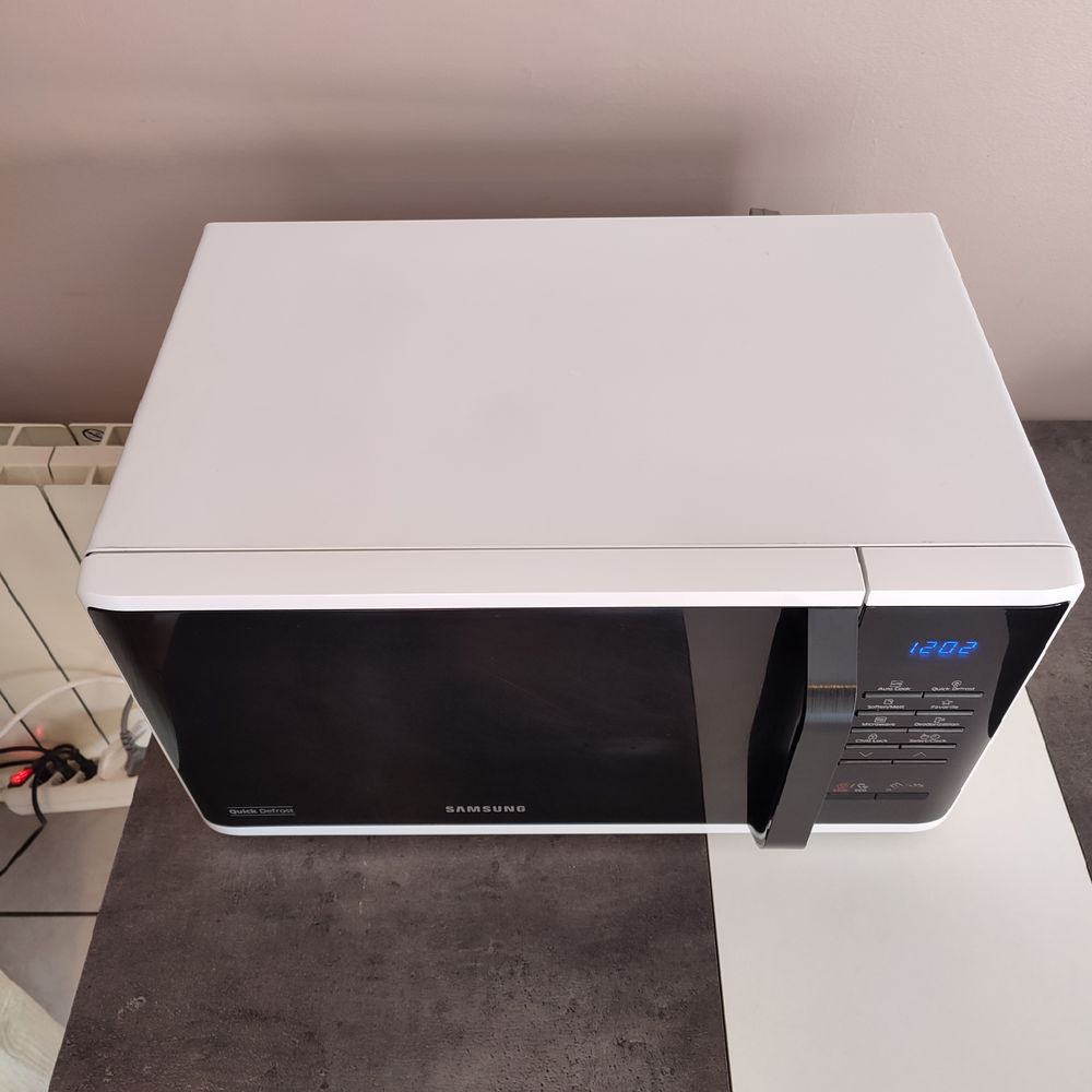 Four Micro-ondes Samsung 23litre 800Watt Electroménager