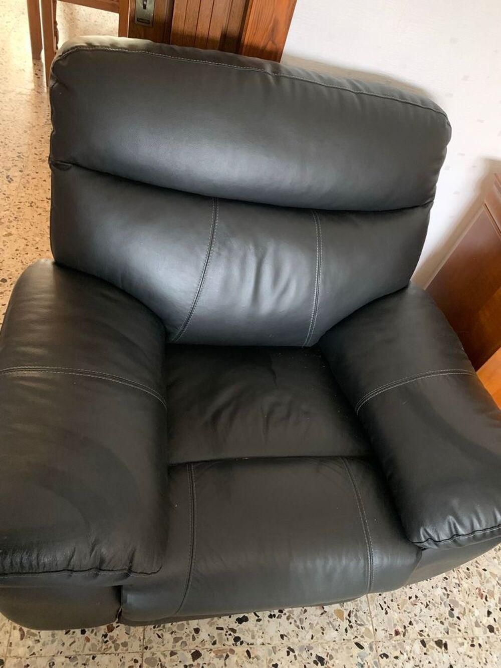 tr&egrave;s joli canap&eacute; en cuir noir et son fauteuil Meubles