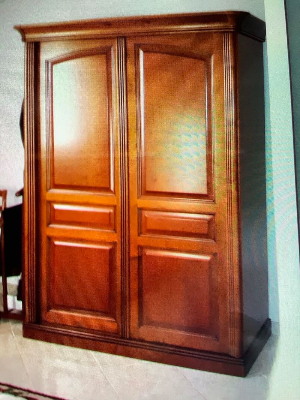 tr&egrave;s belle armoire en merisier massif. Meubles