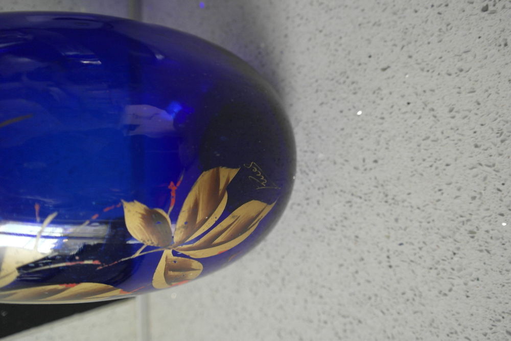 Vase bleu sign&eacute; Rues Décoration