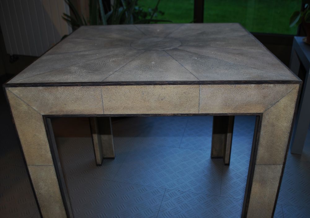 Petite table carr&eacute;e en galuchat de style art d&eacute;co "Collector Meubles