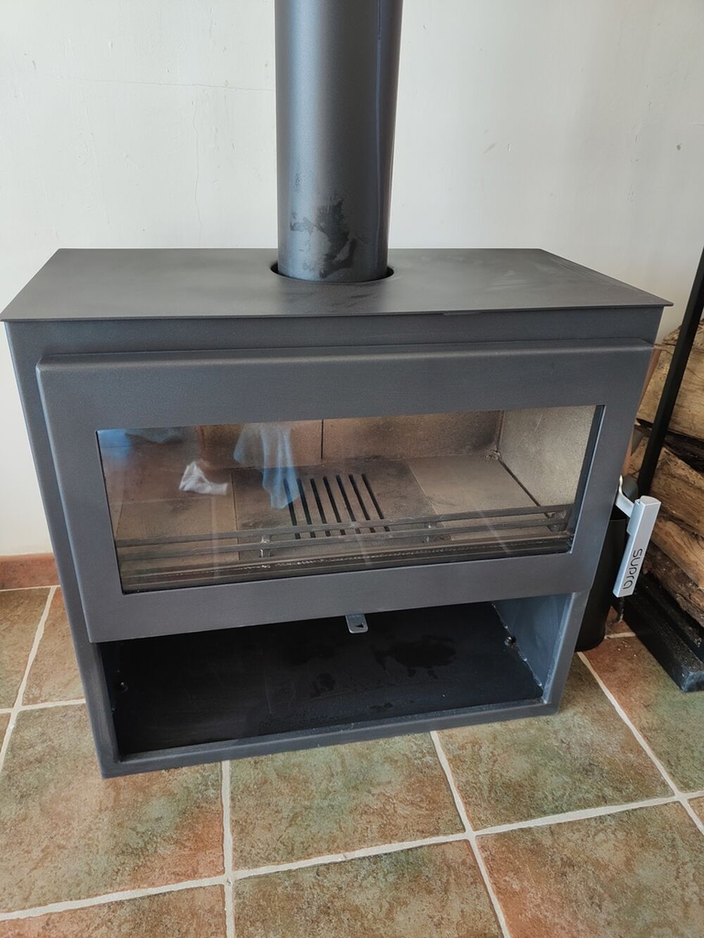 Po&ecirc;le &agrave; bois avec porte vitr&eacute;e et rangement Décoration