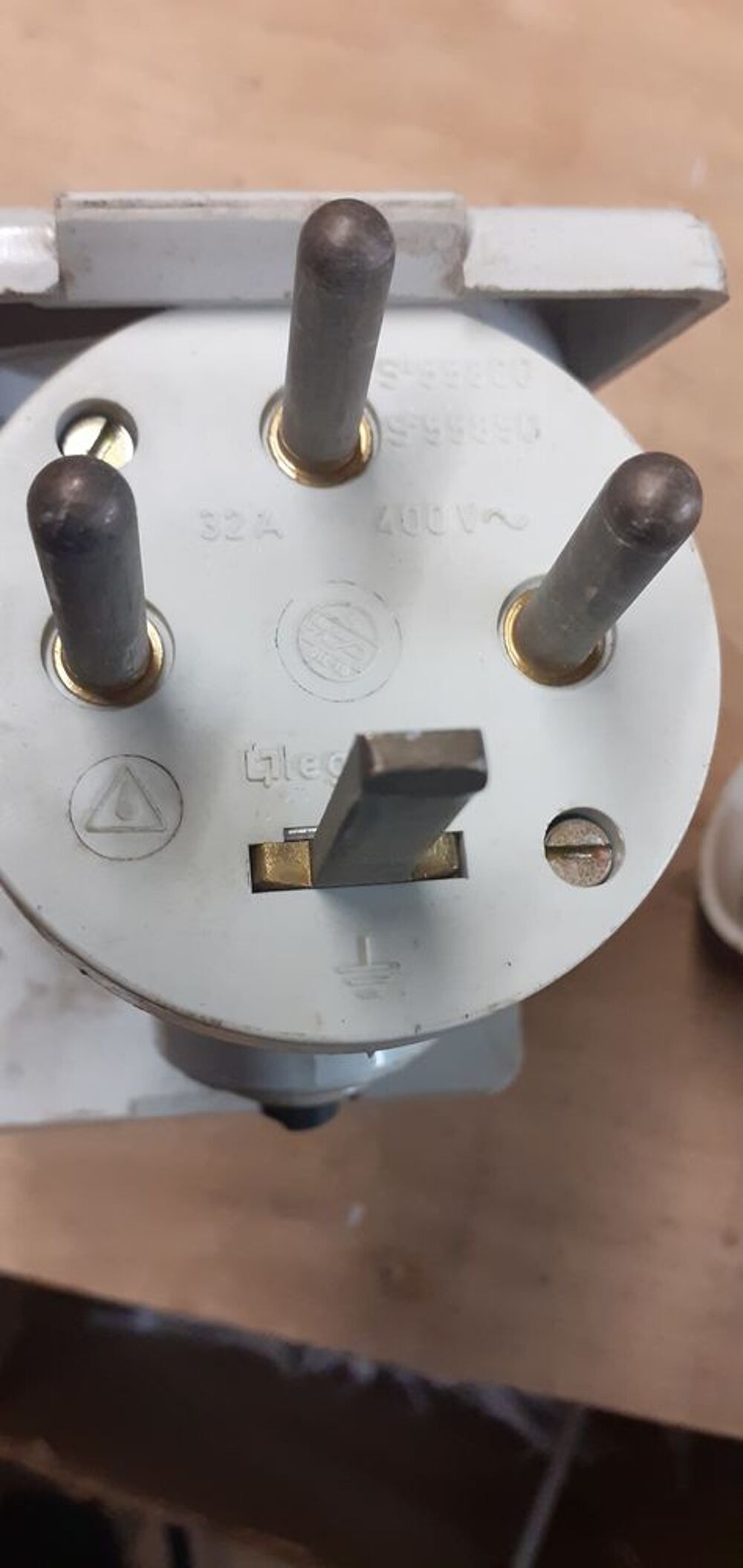 PRISES ET FICHES 380 Bricolage