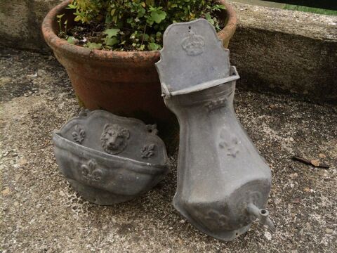 Ancienne Fontaine Plomb  D�cor Lion et Fleurs de Lys  60 Loches (37)