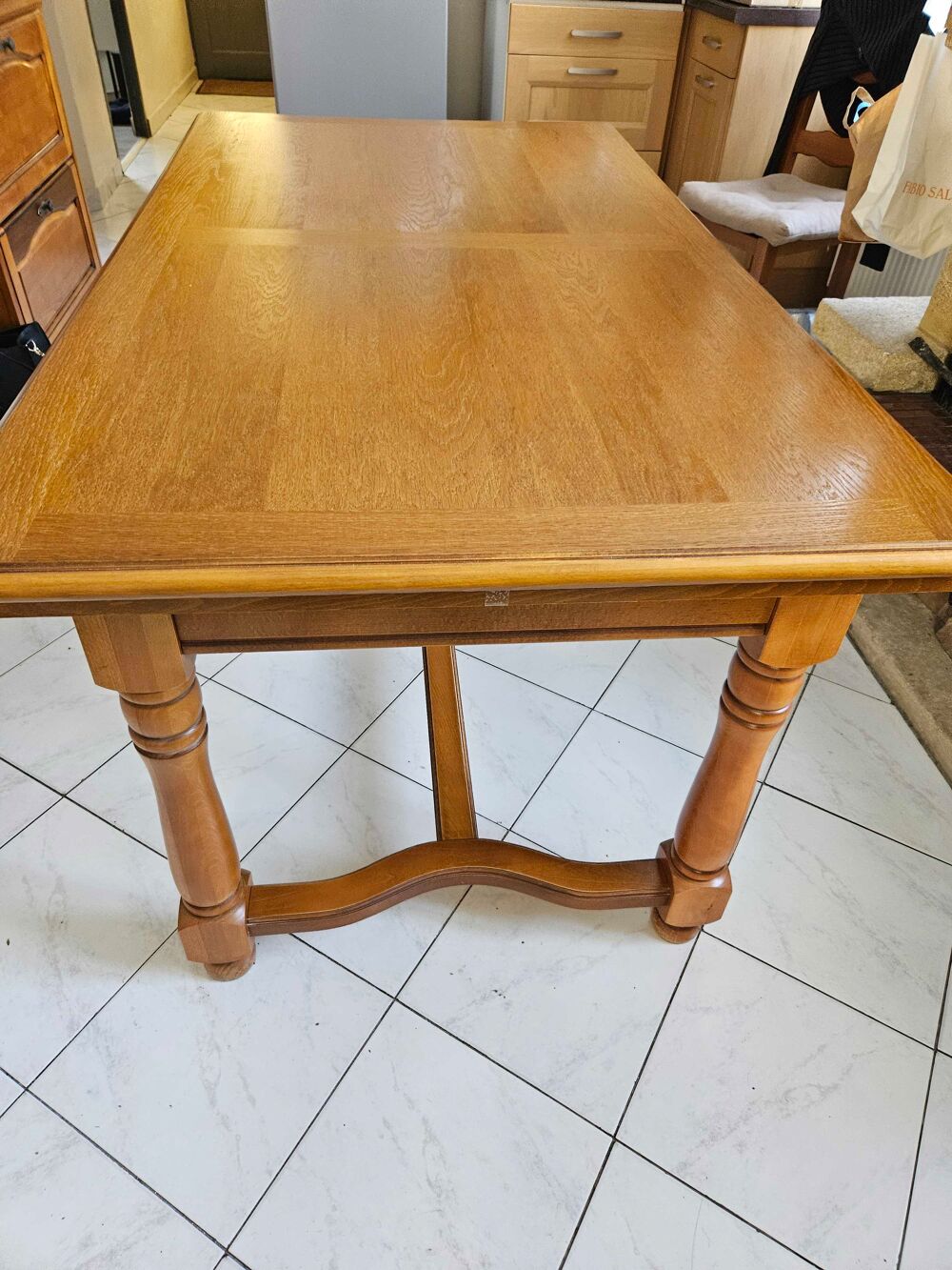 Bonjour salle avec grande table et ses rallonges 1 meuble tv et 1 meuble bas. le tout pour 200€&agrave; d&eacute;battre Meubles