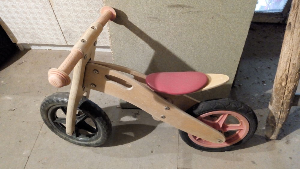 Draisienne en bois pour enfants.		
Longueur 85 cm Jeux / jouets