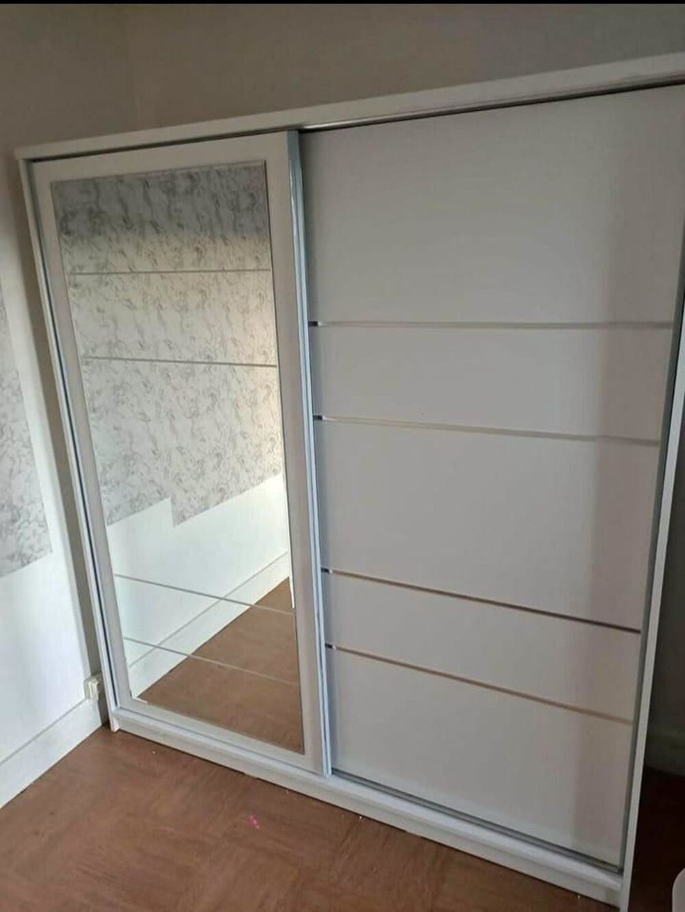 Armoire porte coulissante tout neuf avec livraison Meubles