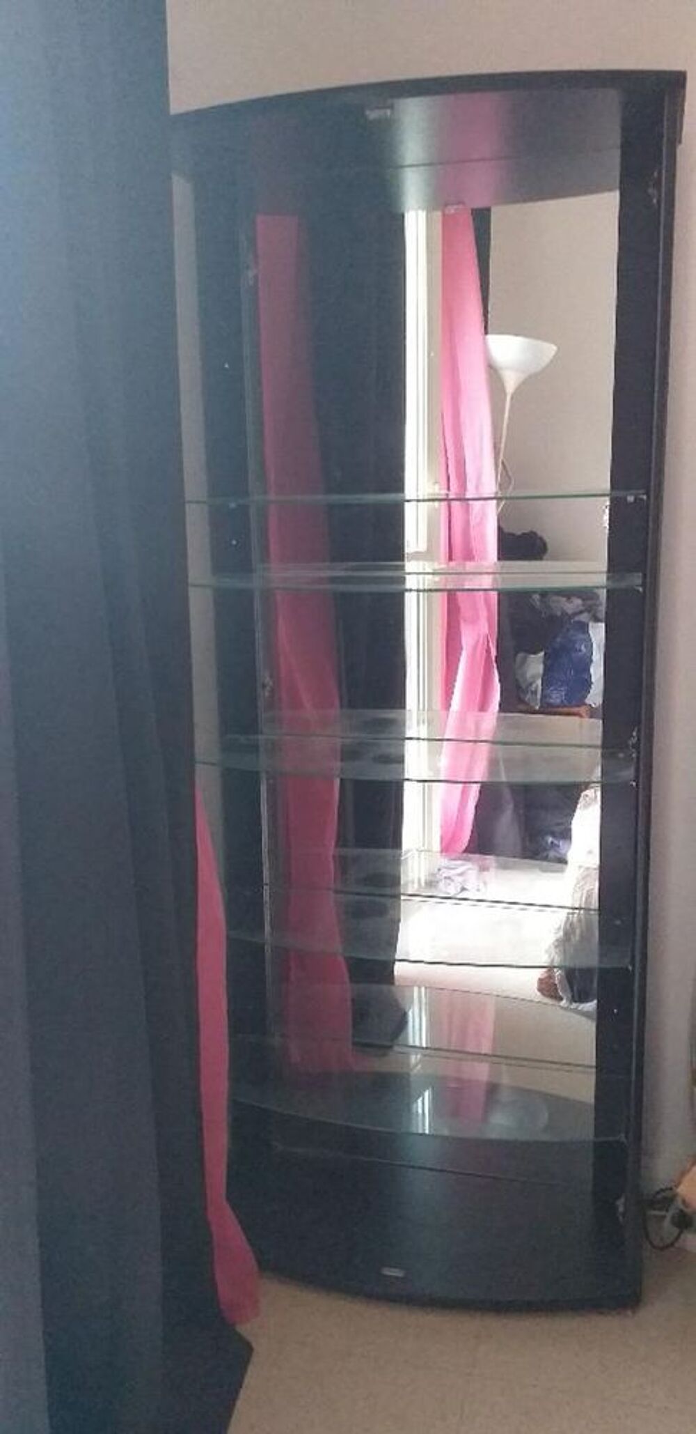 Don d'une grande vitrine de marque conforama Meubles