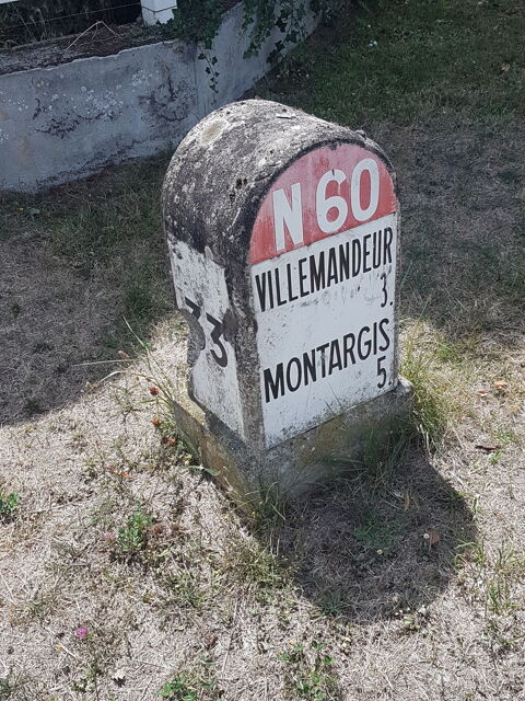 Borne Kilom�triques b�ton.  200 Lorris (45)