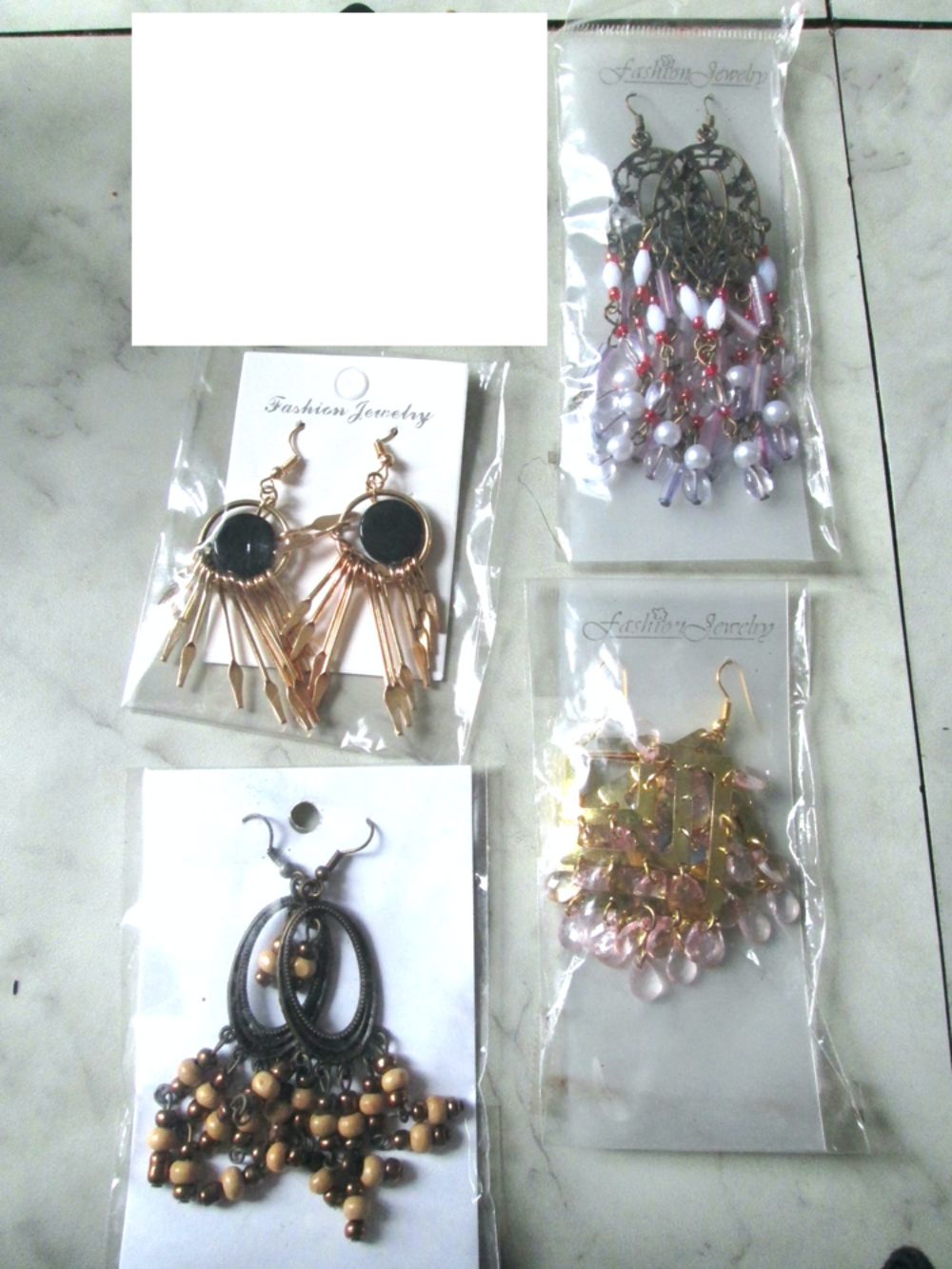 Lot 4 paires de boucles d'oreilles neuves emball&eacute;es Bijoux et montres