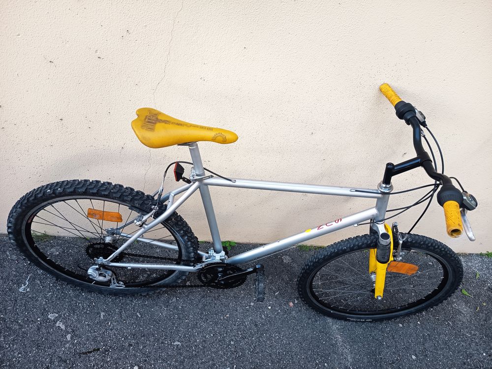vtt 26 pouces argente suspension avant -
Vélos