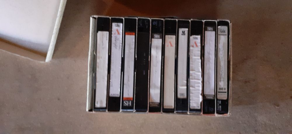 Lot de 38 cassettes VHS enregistr&eacute;es dont Titanic Photos/Video/TV