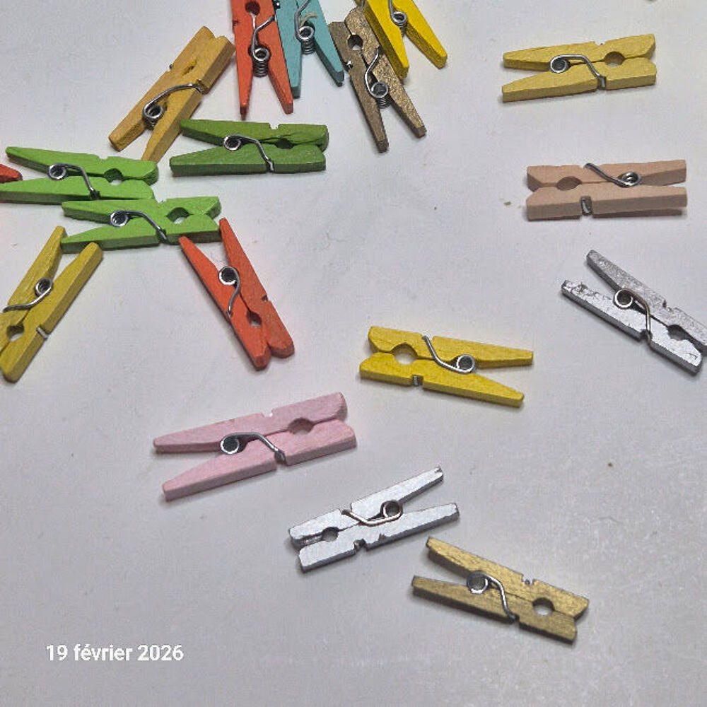 Lot de 80 mini pinces &agrave; linge en bois et en couleur, 25 mm Décoration