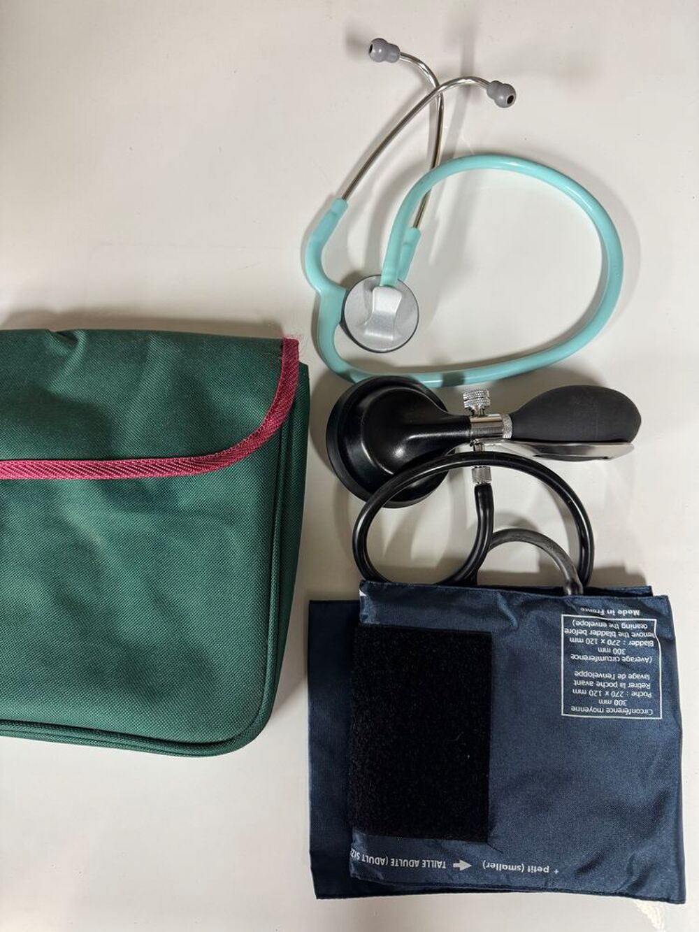 tensiom&egrave;tre avec st&eacute;thoscope Puriculture