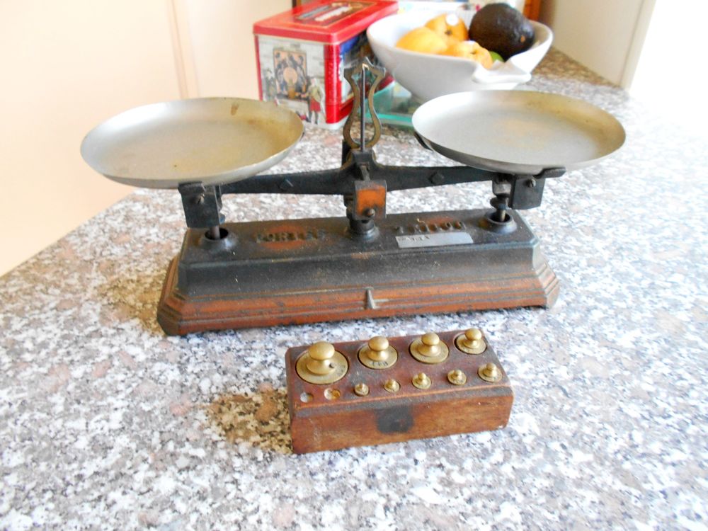 Balance pr&eacute;cision plateaux m&eacute;tal et poids en cuivre Décoration