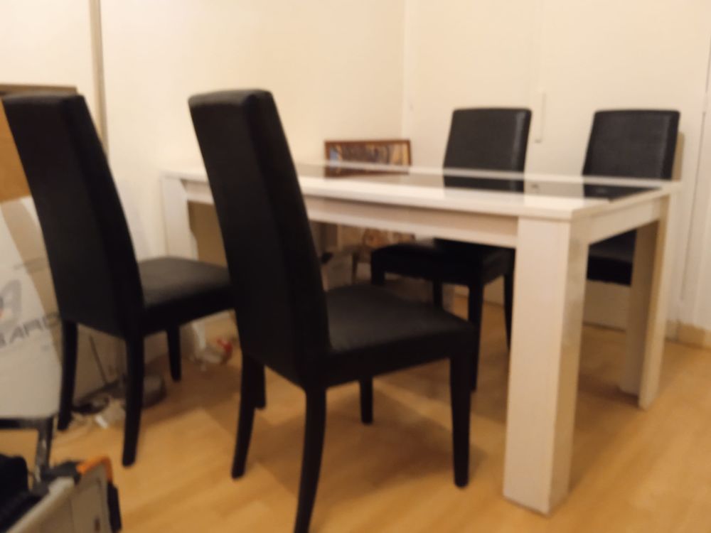 Table en bois laqu&eacute; blanc avec partie centrale en verre
Meubles
