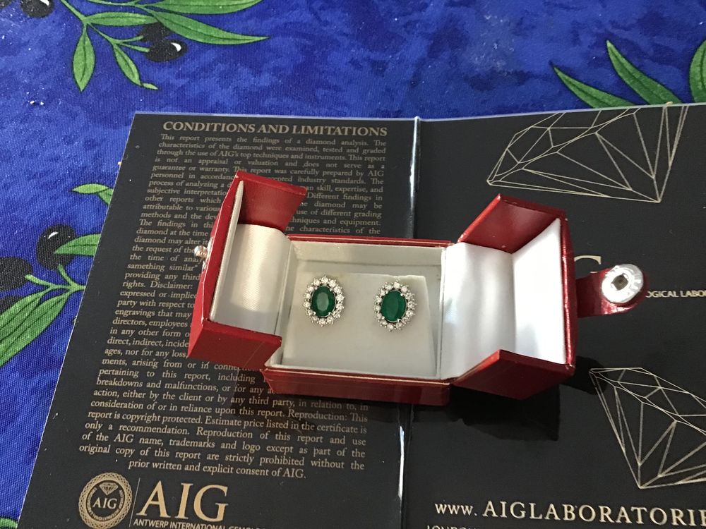 Boucles d?oreilles en or blanc &eacute;meraudes et diamants avec certificat AIG. &Eacute;meraudes de 3,01 carat, diamants 0, 20 carat. &Eacute;tat neuf. Bijoux et montres