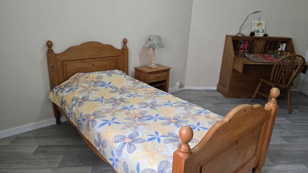 une chambre et bureau en pin massif Meubles