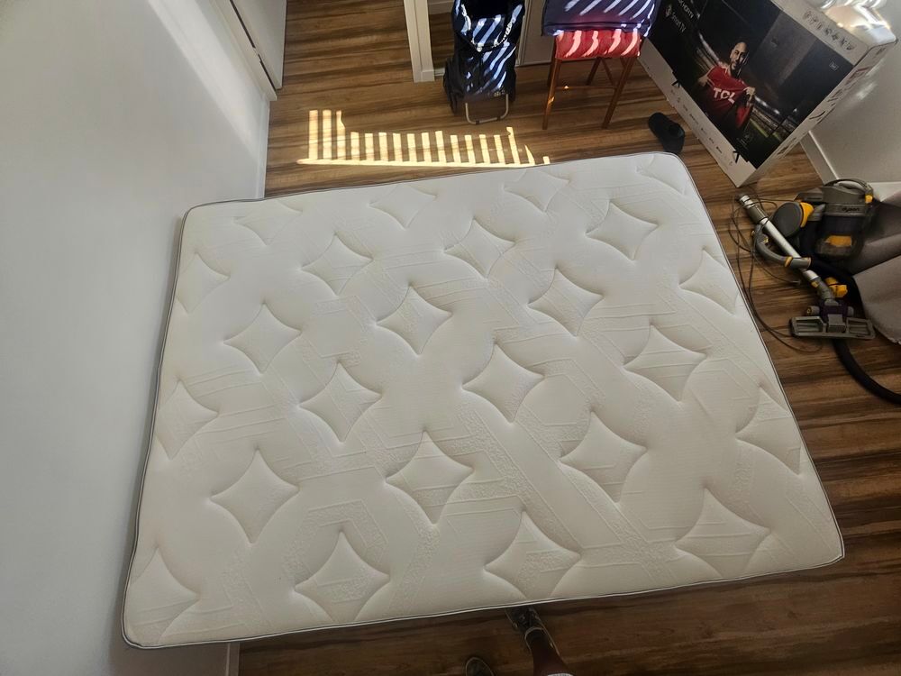 Lit double - sommier sur pieds et matelas Meubles