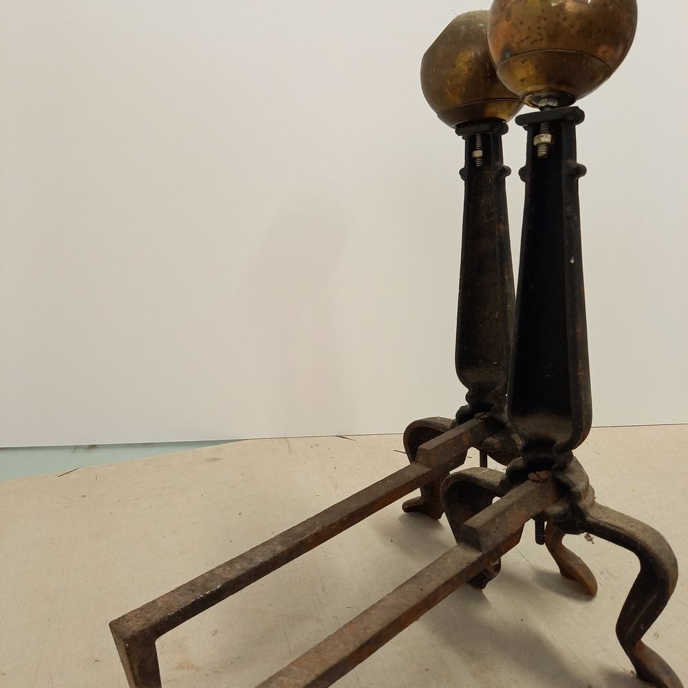 Paire de chenets en acier et boule en laiton 19 i&egrave;me Décoration