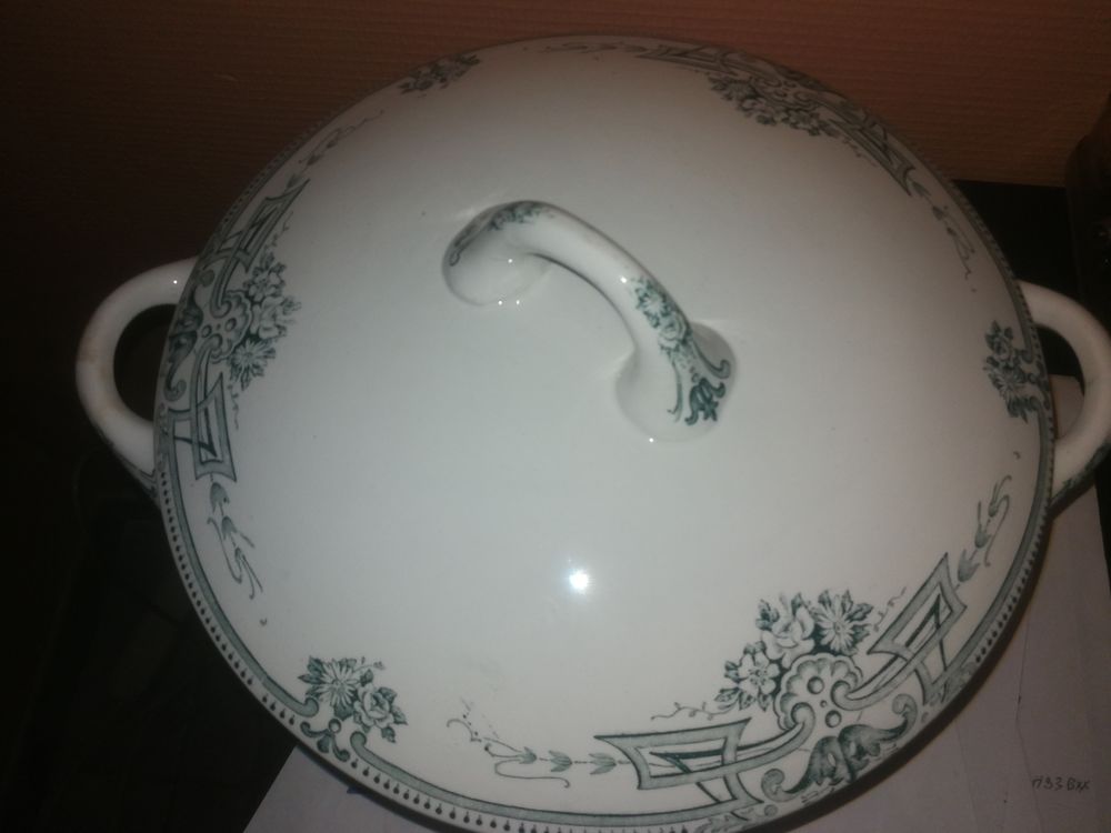 Belle soupi&egrave;re en fa&iuml;ence Décoration