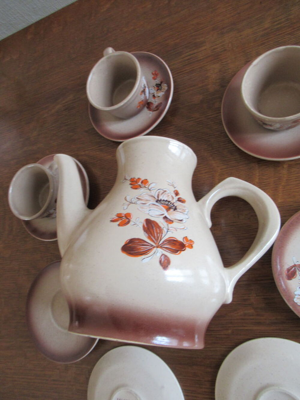 tasses et cafeti&egrave;re fa&iuml;ence de Saint Amand mod&egrave;le eglantine Cuisine