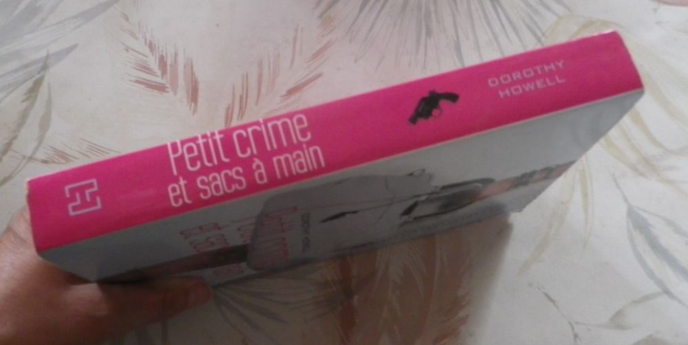 PETIT CRIME ET SAC A MAIN de Dorothy HOWELL Ed. Hachette Livres et BD