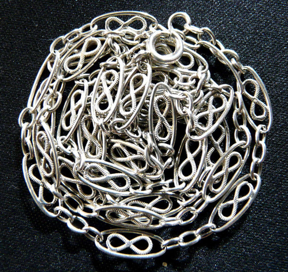 Belle et grande Cha&icirc;ne en Argent &agrave; motifs d'&eacute;poque 1880 Bijoux et montres