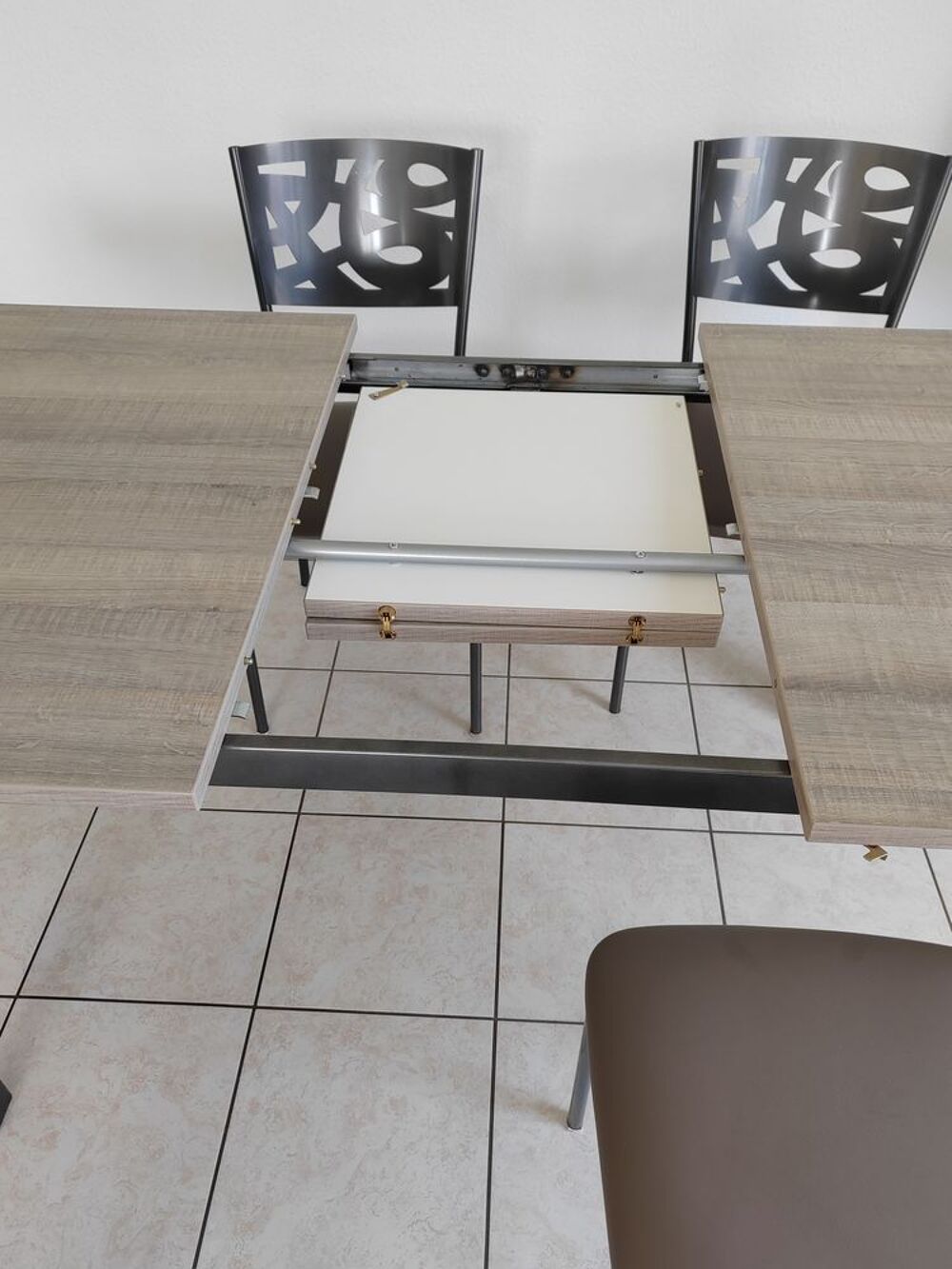 Table de salle &agrave; manger et ses 4 chaises Meubles