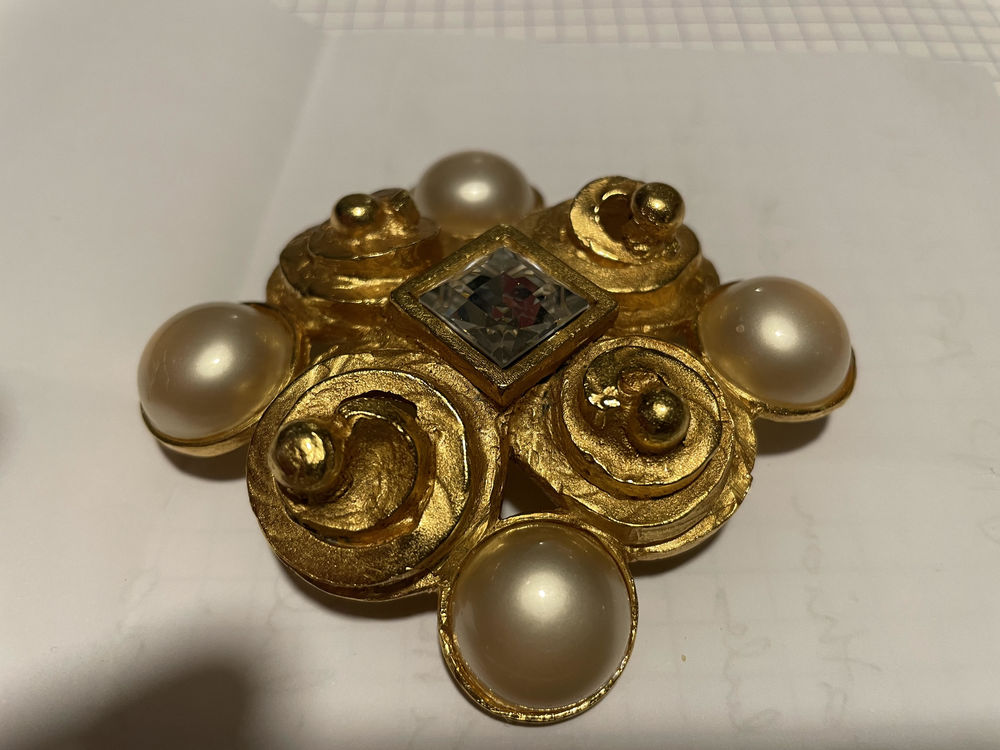 Broche carr&eacute;e dor&eacute;e LANVIN strass et perles nacr&eacute;es Bijoux et montres