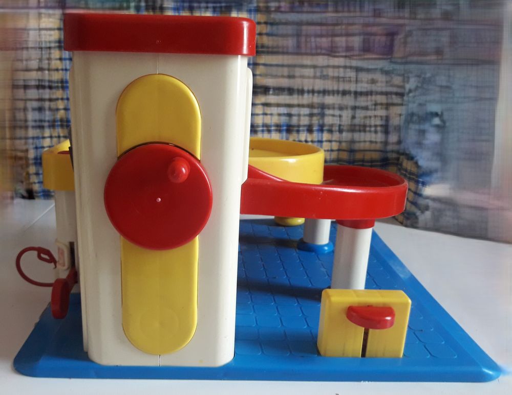 Garage avec monte voiture Jeux / jouets