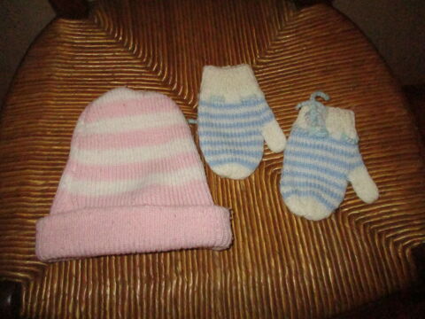 un bonnet rose et blanc et une paire de moufles blanc/ bleu 0 Mérignies (59)