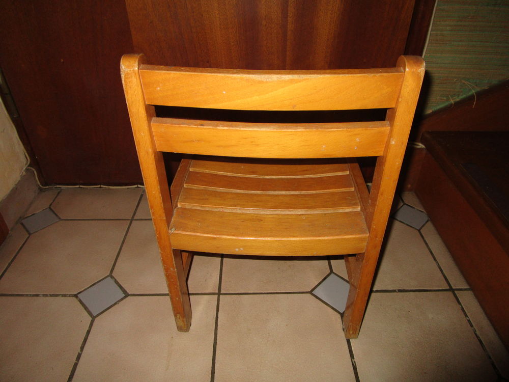 TROIS CHAISES UN ROCKING CHAIR + DEUX CHAISES ENFANT Mobilier enfants