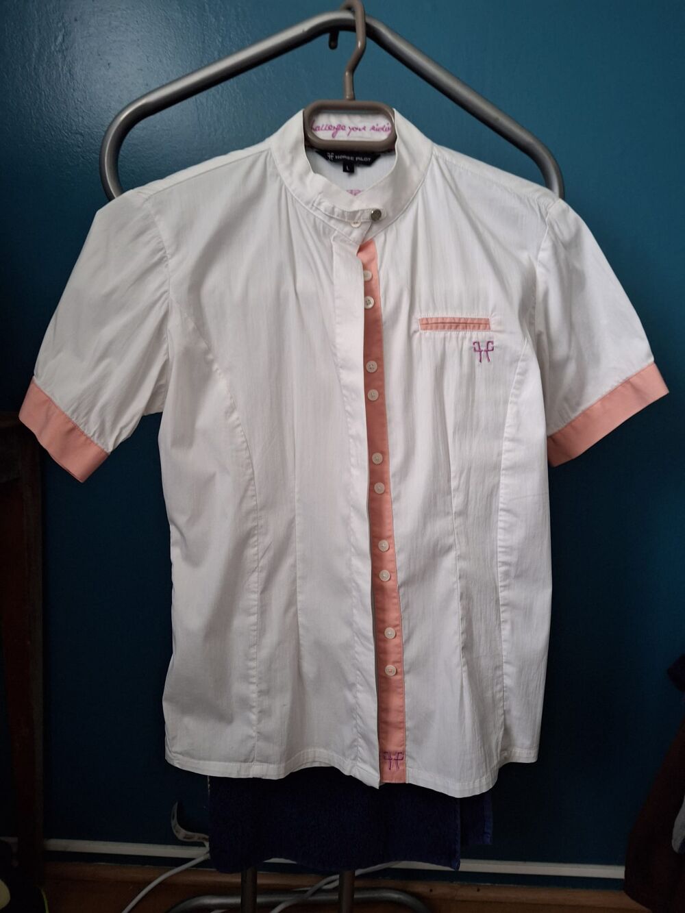 Chemise blanche &agrave; manches courtes et d&eacute;tails couleur corail Vtements