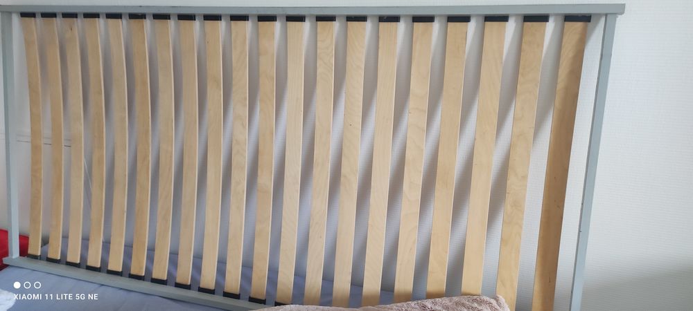 un lit 1 place 90*200 en pin massif cocktail Scandinave Mobilier enfants