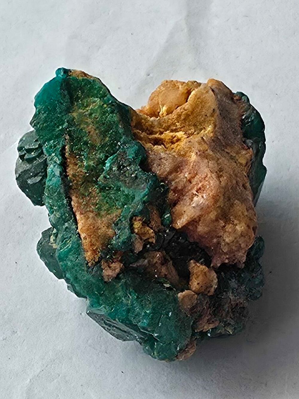 Dioptase brute sur matrice-Vert &eacute;meraude intense-38g 