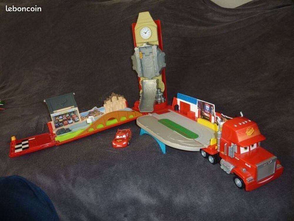 Disney Cars - W6605 - Camion Mack Play World - M&eacute;ga playset Jeux / jouets