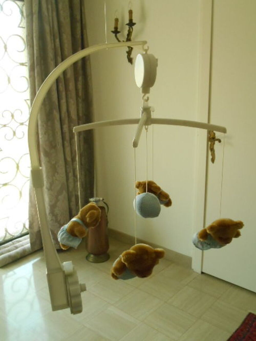 Mobile musical et support pour ciel de lit de b&eacute;b&eacute; Mobilier enfants
