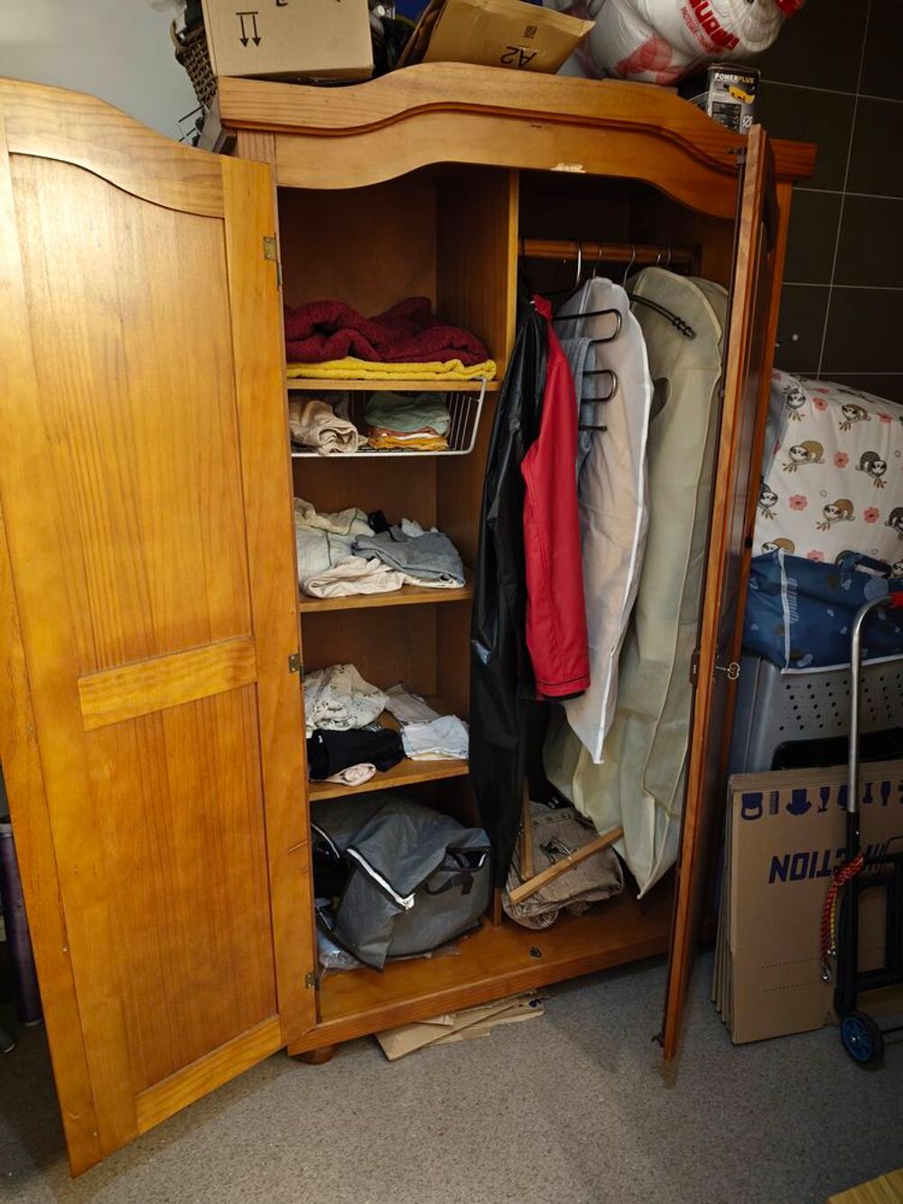 Bonneti&egrave;re armoire en bois 2 portes, couleur merisier dore - Meubles