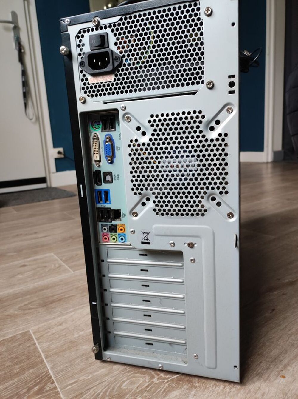 PC TOUR GIGABYTE AVEC SOURIS ET CLAVIER SANS FIL SANS ECRAN Matériel informatique