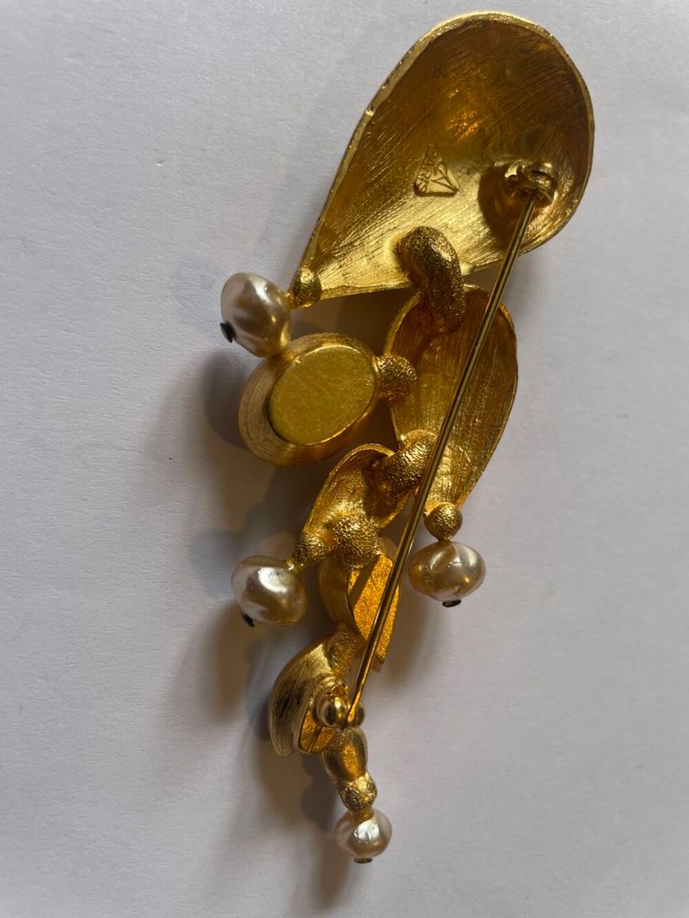 Broche &eacute;pi dor&eacute; GM strass crystal ANTIGONA Bijoux et montres