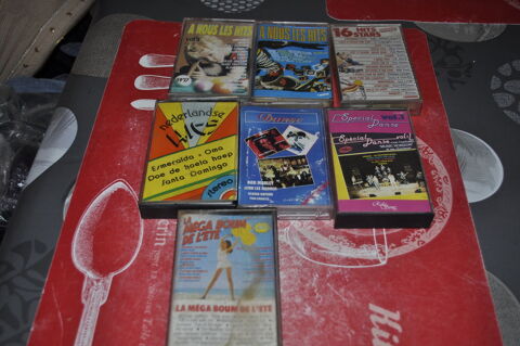 Lot de cassettes audio de compilations  A nous les hits   5 Perreuil (71)